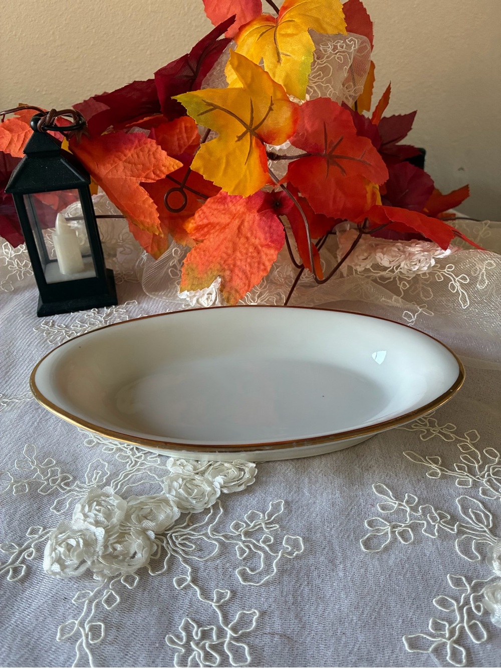 Roar White Ceramic Serving Dish with Gold Trim